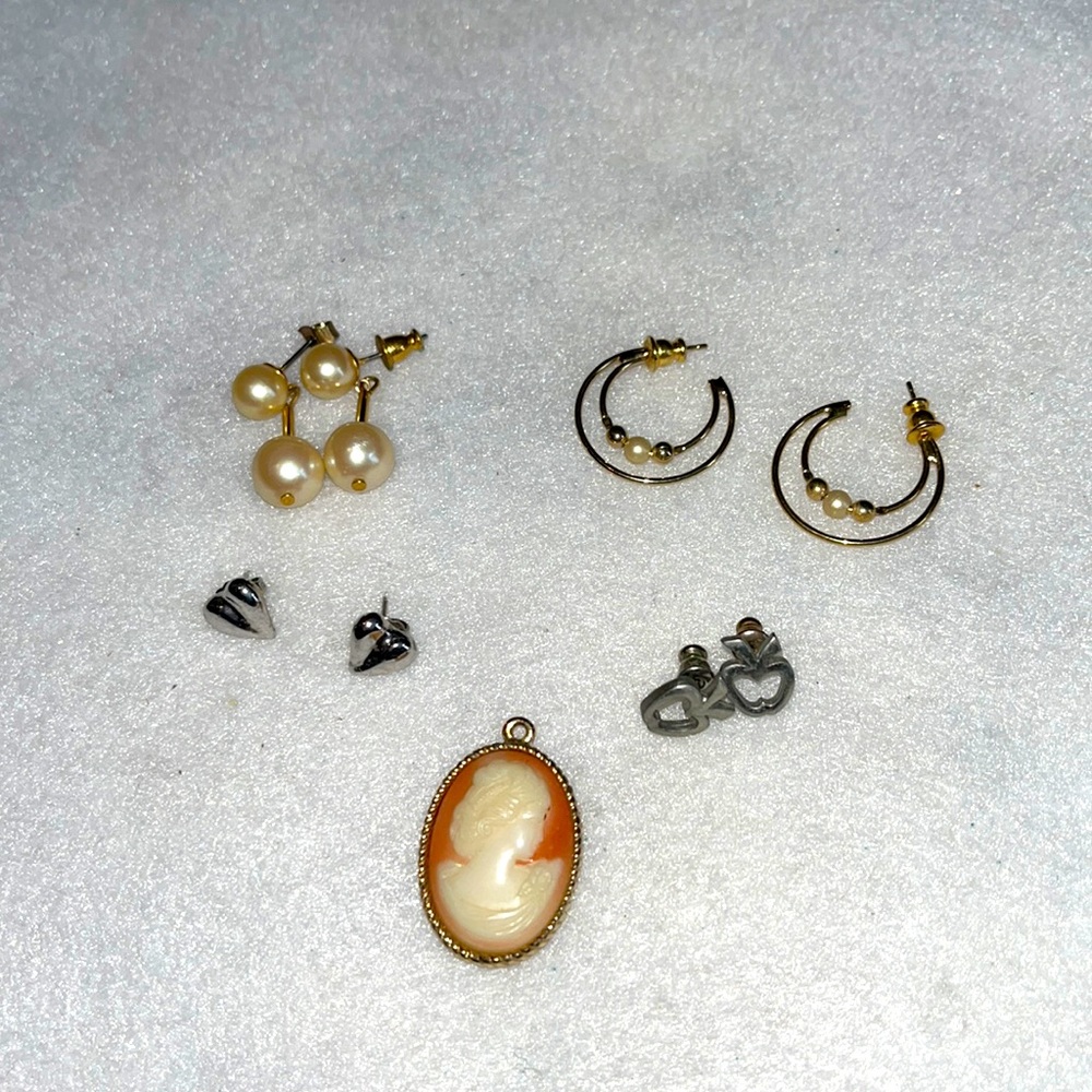 Lot of earrings and Sarah Coventry cameo